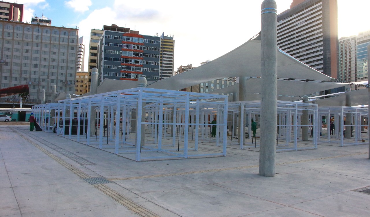 operários montando a nova feira da beira-mar, a foto mosta a estrutura metálica e a cobertura branca